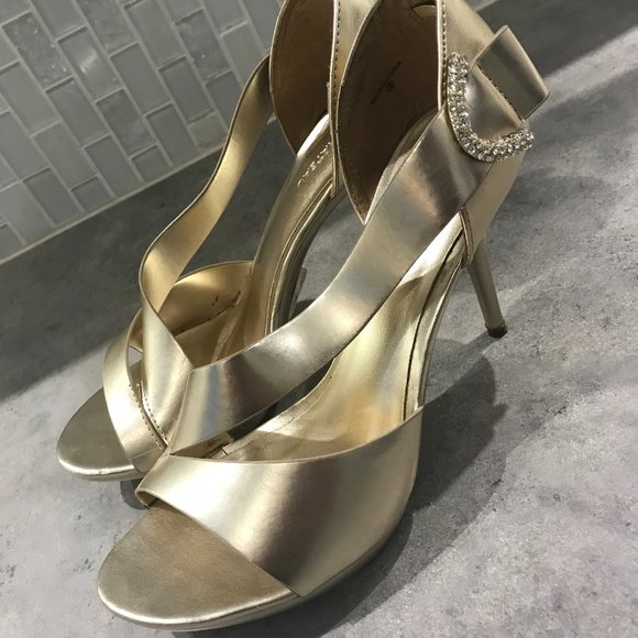 Ladies Gold Heels - Picture 4 of 6